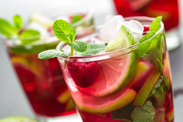 Raspberry mojito cocktail with lime, mint and ice — Stock Photo, Image