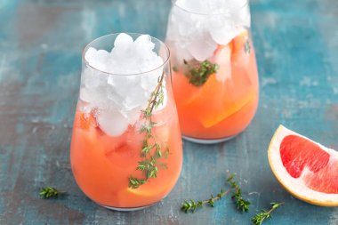 Greyfurt ve kekik cin kokteyli