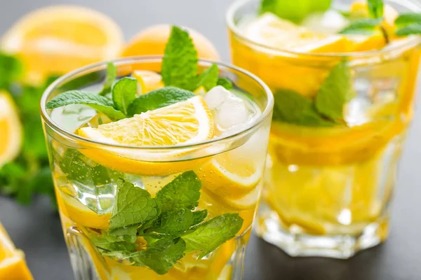 Cóctel mojito de limón con menta — Foto de Stock