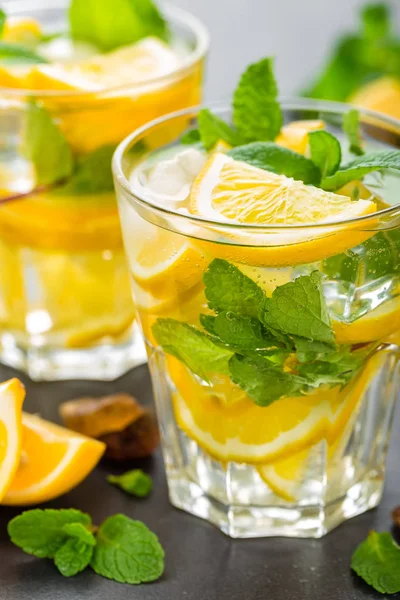 Лимонный коктейль с мятой — стоковое фото