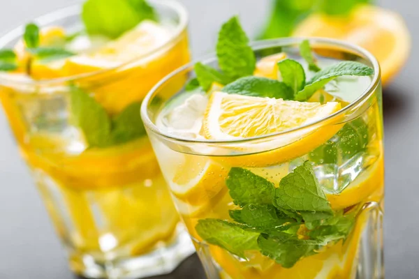 Лимонный коктейль с мятой — стоковое фото