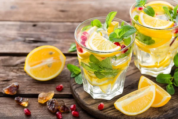 Cocktail mojito al limone con menta e melograno — Foto Stock