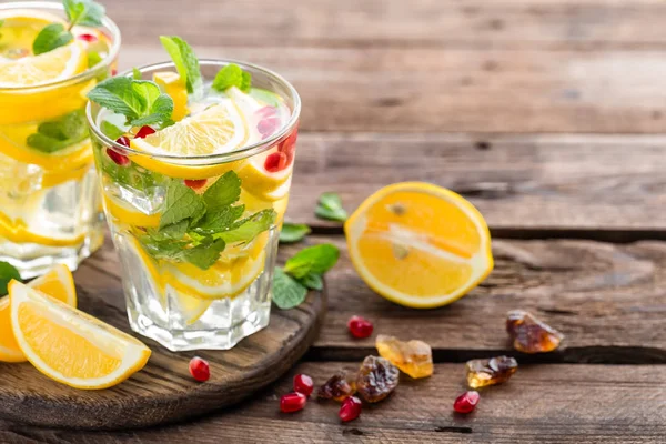 Cocktail de mojito de limão com hortelã e romã — Fotografia de Stock