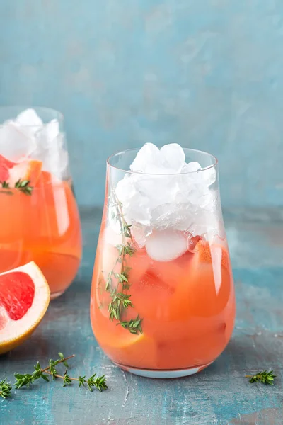Grapefruit and thyme gin cocktail — Stock Photo, Image