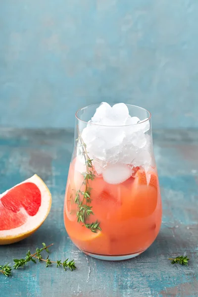Grapefruit and thyme gin cocktail — Stock Photo, Image
