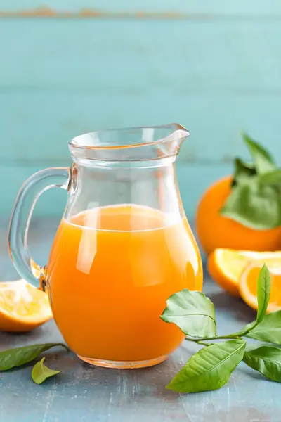 Jus d'orange in glas en vers fruit met verlaat op houten achtergrond — Stockfoto