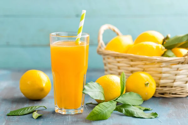 Limon suyu cam ve taze meyve ile ahşap arka plan üzerinde bırakır — Stok fotoğraf