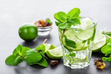Mojito Kübalı veya caipirinha kokteyl, buzlu içecek limon ve nane ile