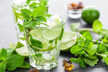 Mojito Kübalı veya caipirinha kokteyl, buzlu içecek limon ve nane ile