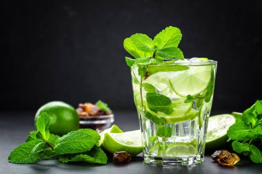 Mojito Kübalı veya caipirinha kokteyl, buzlu içecek limon ve nane ile
