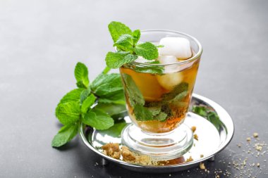 Sakinleşmek bourbon, buz ve cam nane kokteyli