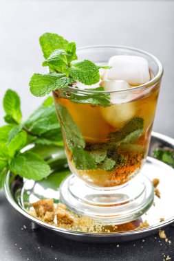 Sakinleşmek bourbon, buz ve cam nane kokteyli