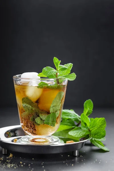 Menta Julep bourbon, a jég és a menta a pohár koktél — Stock Fotó