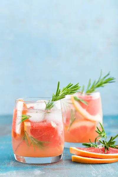 Grapefruit and rosemary gin cocktail — Stock Photo, Image