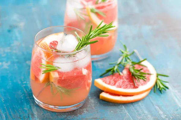 Grapefruit und Rosmarin-Gin-Cocktail — Stockfoto