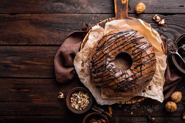 Çikolatalı browni kek, koyu arka plan üzerinde Fındıklı tatlı