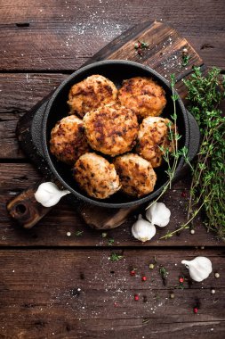 ahşap arka plan üzerinde köfte