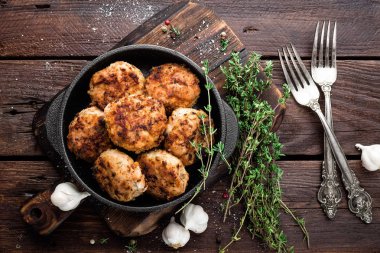 ahşap arka plan üzerinde köfte