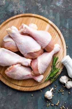 Çiğ çiğ tavuk budu, sopaları ahşap masa, etli yemek, maddeler üzerinde görünümü top