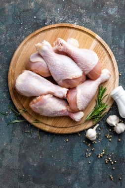 Çiğ çiğ tavuk budu, sopaları ahşap masa, etli yemek, maddeler üzerinde görünümü top