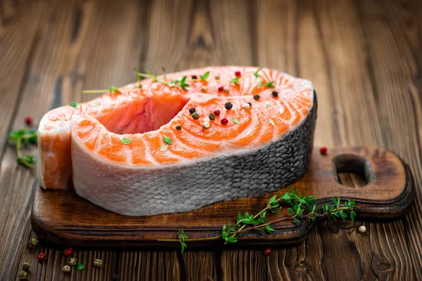 Bistecca di pesce salmone su sfondo di legno — Foto Stock