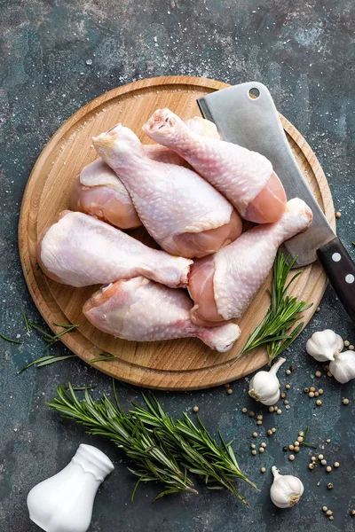 Çiğ çiğ tavuk budu, sopaları ahşap masa, etli yemek, maddeler üzerinde görünümü top