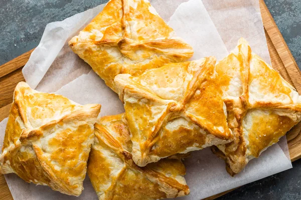 Knapperig bladerdeeg taarten, zelfgemaakte top bakken, uitzicht — Stockfoto