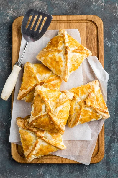 Gevrek puf böreği pies, ev yapımı ekmek, görünümü en iyi — Stok fotoğraf