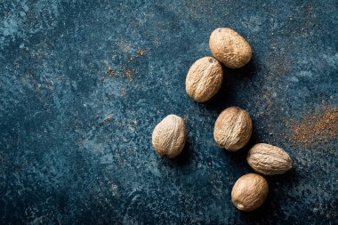 Küçük Hindistan cevizi doğrudan yukarıdaki koyu arka plan üzerinde