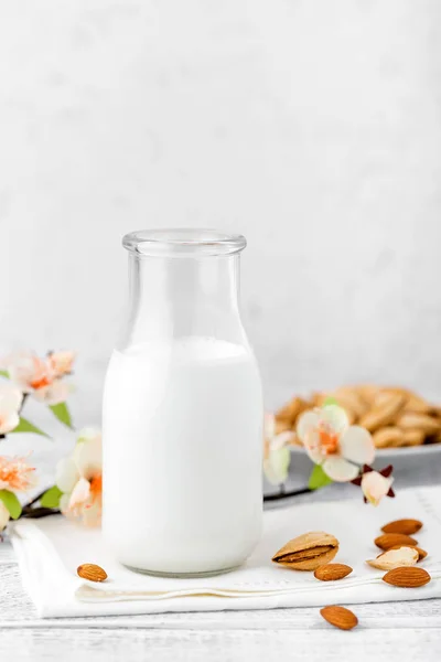 Almendras y leche sobre fondo blanco —  Fotos de Stock