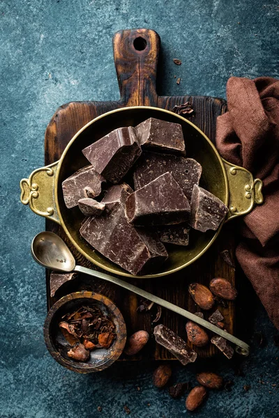 Dark chocolate pieces crushed and cocoa beans, top view — Stock Photo, Image