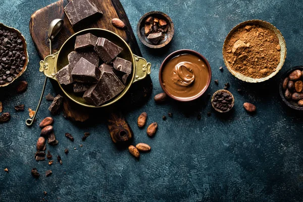 Ocolate darabokra zúzott és kakaó bab, konyhai háttérrel, felülnézet — Stock Fotó