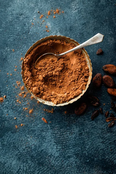 Kakao w proszku i kakao fasoli na ciemnym tle — Zdjęcie stockowe