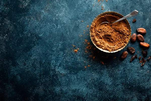 Cacao in polvere e fagioli di cacao su fondo scuro — Foto Stock
