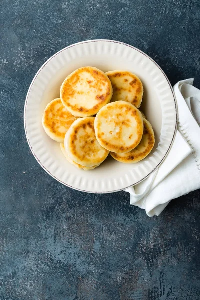 Frituren huisgemaakte kwark pannenkoeken, syrniki — Stockfoto