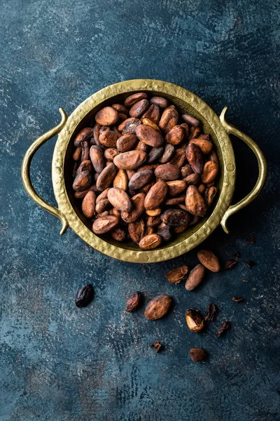 Kakao bönor på mörk bakgrund, ovanifrån, kopiera utrymme — Stockfoto