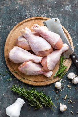 Çiğ çiğ tavuk budu, sopaları ile yemek pişirmek için malzemeler