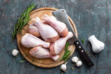 Çiğ çiğ tavuk budu, sopaları ile yemek pişirmek için malzemeler