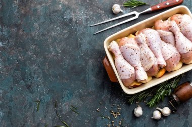 Çiğ çiğ tavuk budu, sopaları ile yemek pişirmek için malzemeler