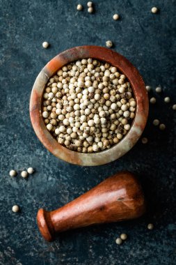 Doğrudan yukarıdaki koyu arka plan üzerinde beyaz biber