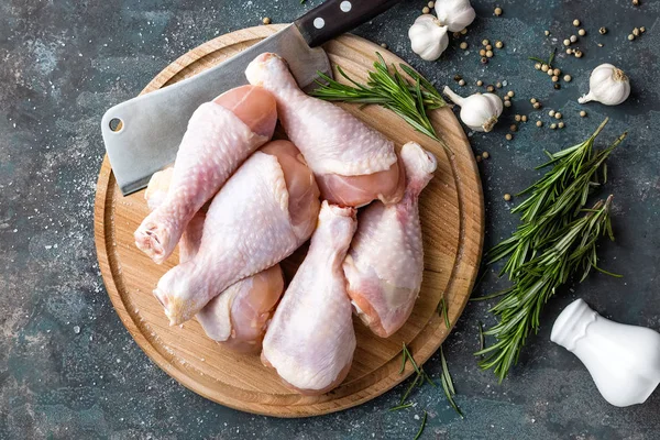 Pernas de frango crus não cozidas, baquetas com ingredientes para cozinhar — Fotografia de Stock