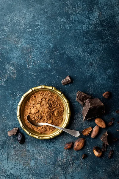 Cacaopoeder, bonen en donkere chocoladestukjes verpletterd, culinaire achtergrond, top uitzicht — Stockfoto