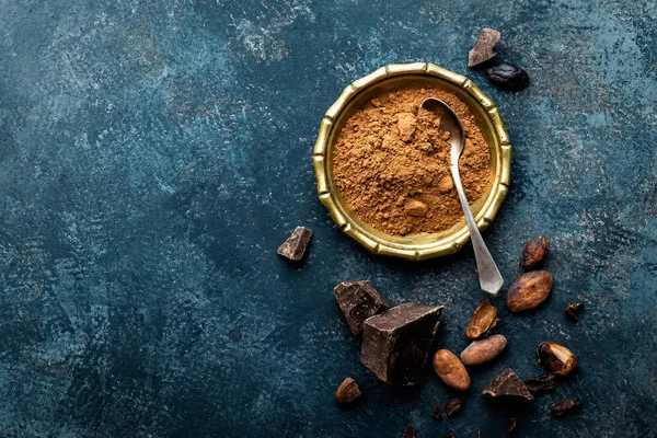 Cacaopoeder, bonen en donkere chocoladestukjes verpletterd, culinaire achtergrond, top uitzicht — Stockfoto