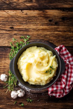 Koyu ahşap rustik arka plan üzerinde dökme demir kapta haşlanmış patates püresi püresi