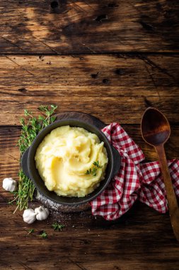 Koyu ahşap rustik arka plan üzerinde dökme demir kapta haşlanmış patates püresi püresi