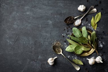 Defne yaprağı, tuz, biber ve sarımsak ile koyu mutfak arka plan