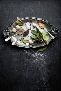 Defne yaprağı, tuz, biber ve sarımsak ile koyu mutfak arka plan