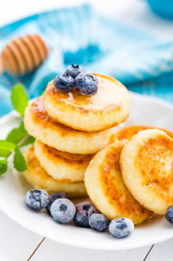 Bal ve Böğürtlenli beyaz arka plan, Kahvaltı veya öğle yemeği ile süzme peynir krep