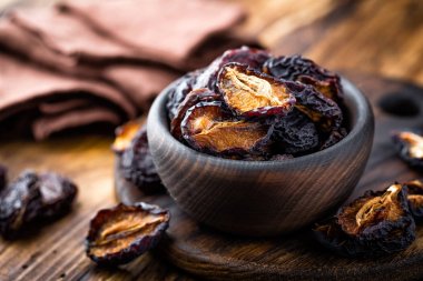 Kuru erik, Kuru erik meyve karanlık rustik ahşap arka plan üzerinde