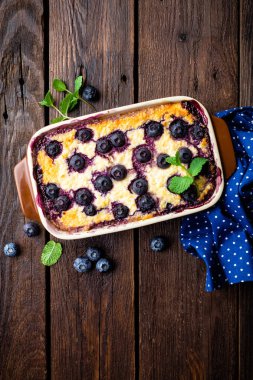 Koyu ahşap rustik backgroud, üstten görünüm üzerinde yaban mersinli cheesecake